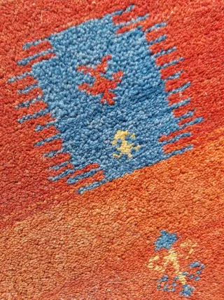 Tappeto arancione e blu per ingresso