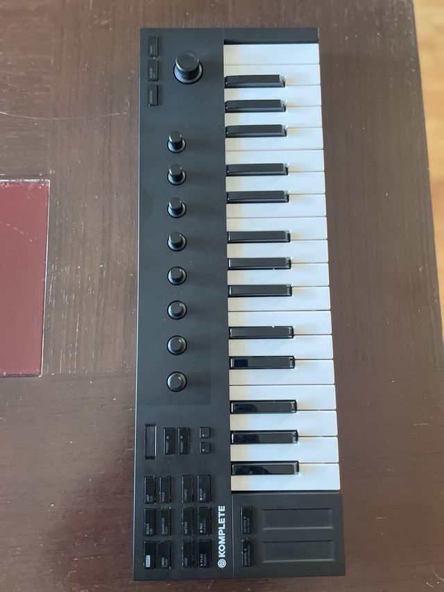 Komplete Kontrol M32 + funda transporte