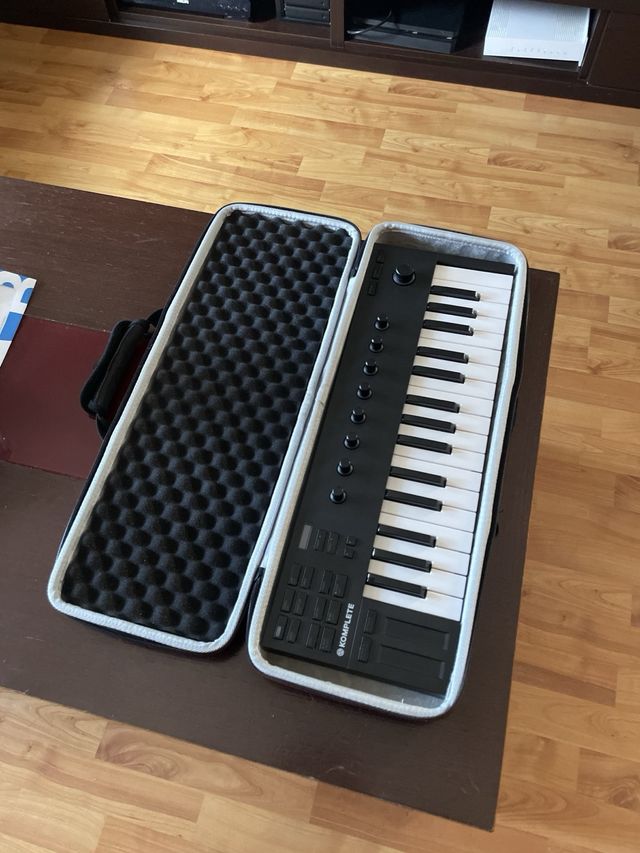 Komplete Kontrol M32 + funda transporte