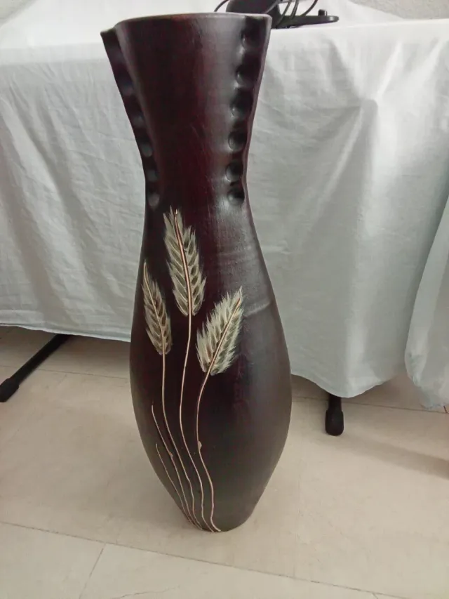 Jarrón alto de cerámica marrón con diseño REBAJADO