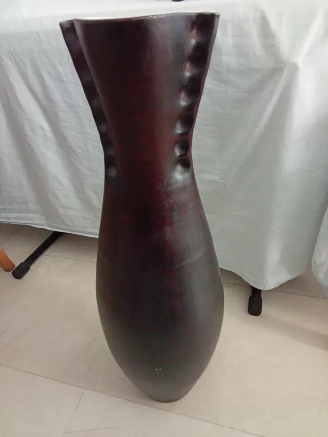 Jarrón alto de cerámica marrón con diseño REBAJADO