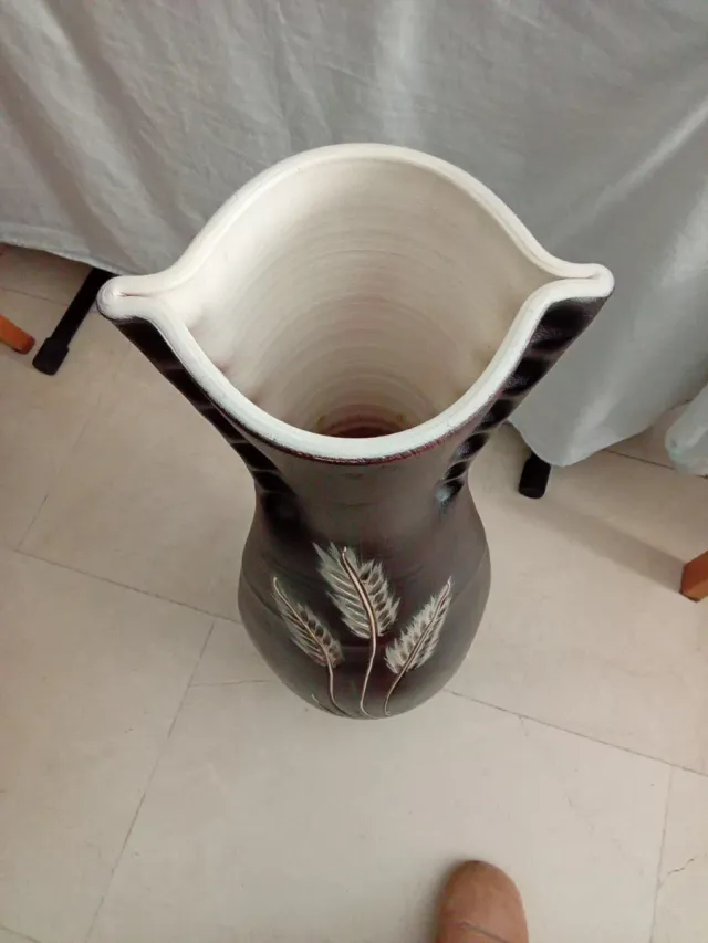 Jarrón alto de cerámica marrón con diseño REBAJADO