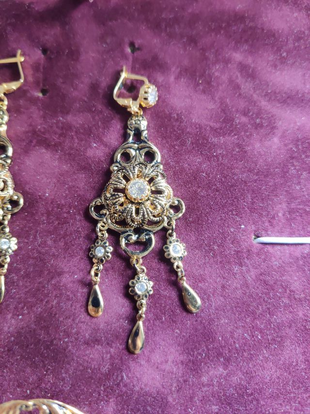 Conjunto Baturra Pendientes y Broche Oro