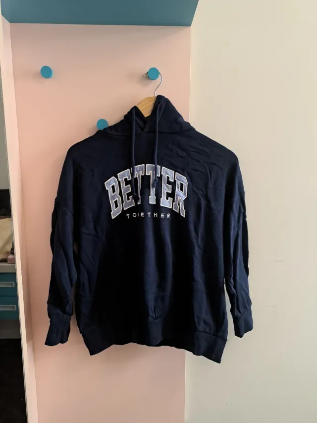 Sudadera azul con texto BETTER TOGETHER
