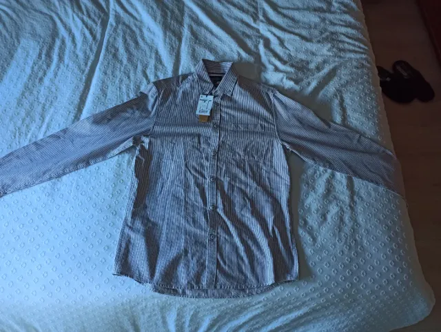 Camisa de rayas azul y blanca