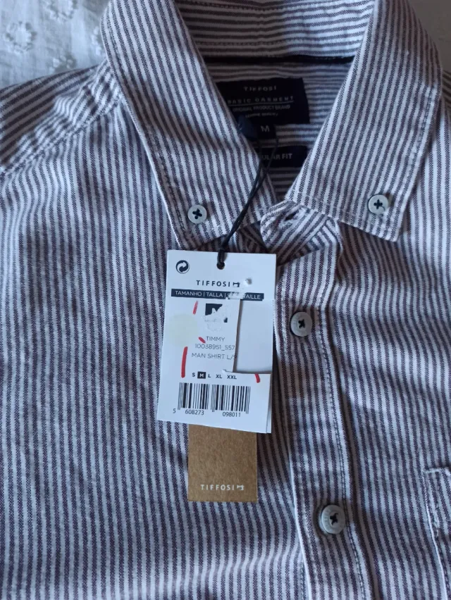 Camisa de rayas azul y blanca