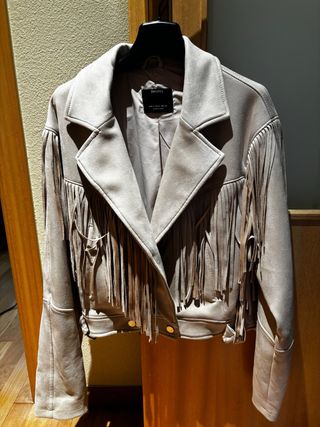 Chaqueta antelina flecos Pull and Bear beige