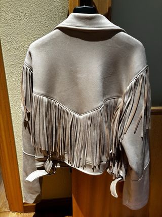 Chaqueta antelina flecos Pull and Bear beige