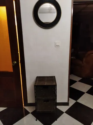 Tavolino e specchio ausiliario in vimini e metallo