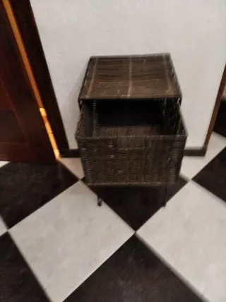 Tavolino e specchio ausiliario in vimini e metallo