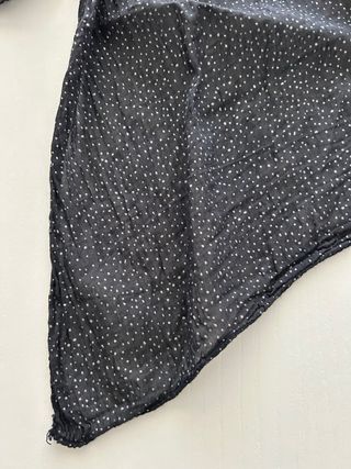 Fular negro con puntos blancos