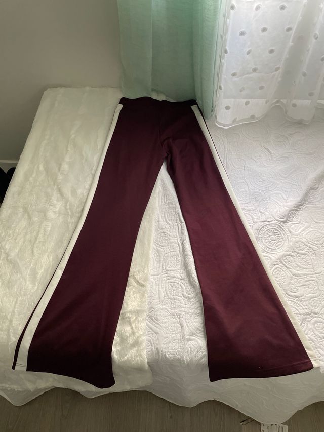 Pantalones acampanados morados con rayas