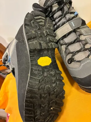 Botas de montaña FORCLAZ grises y negras