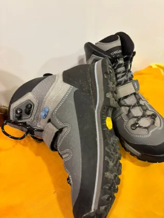 Botas de montaña FORCLAZ grises y negras