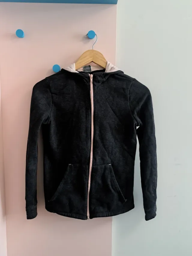 Chaqueta deportiva negra con cremallera rosa
