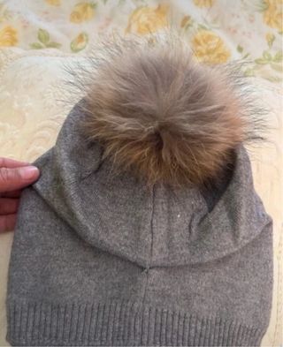 Berretto con pon pon in pelliccia