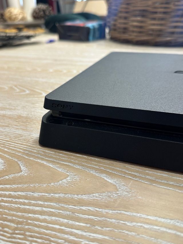 PS4 Slim 500GB Negra + Mando Morado