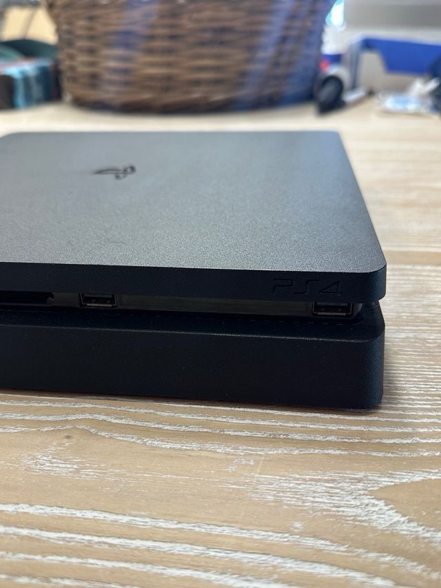 PS4 Slim 500GB Negra + Mando Morado