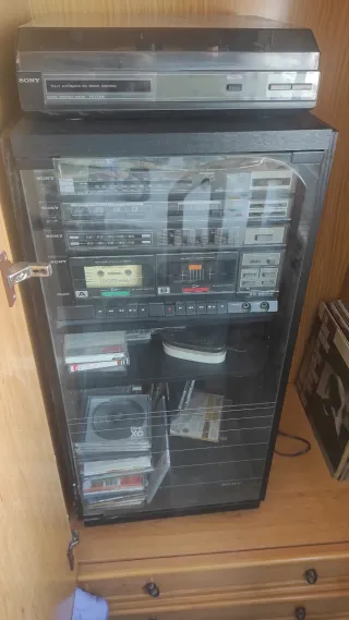 Set audio vintage Sony: vinili, CD e cassette