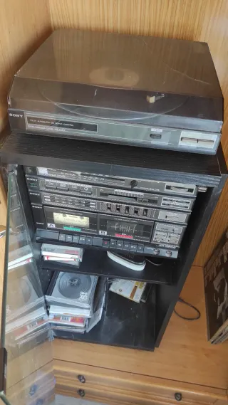 Set audio vintage Sony: vinili, CD e cassette
