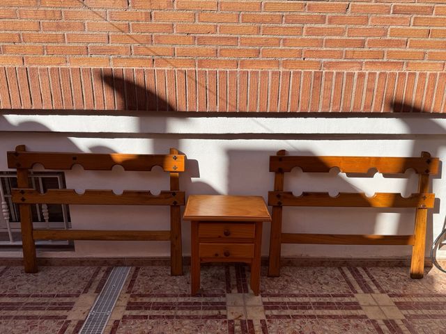 Cabeceros de madera de Pino y mesita de noche