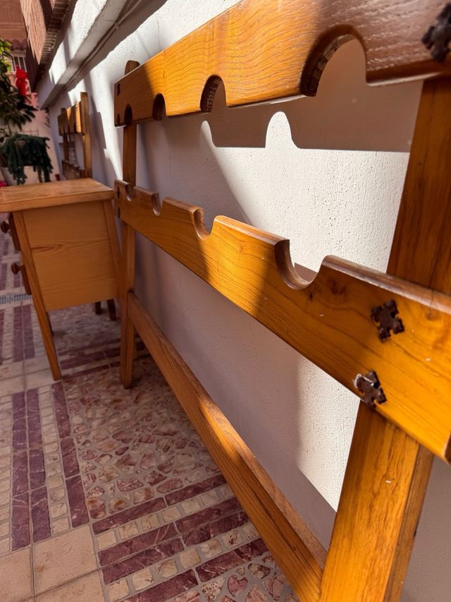 Cabeceros de madera de Pino y mesita de noche