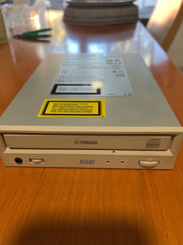Grabadora CD Yamaha 4x4x16 SCSI