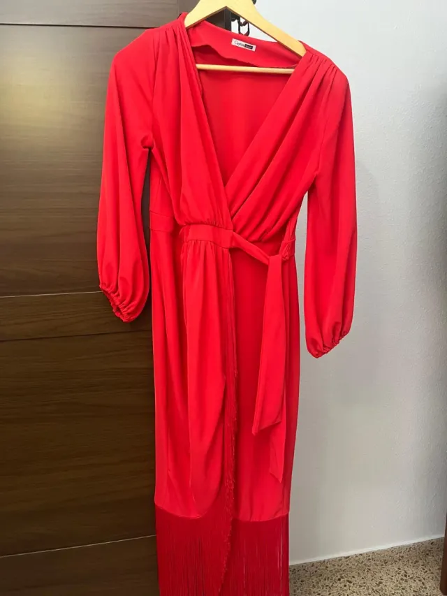 Vestido rojo largo con flecos
