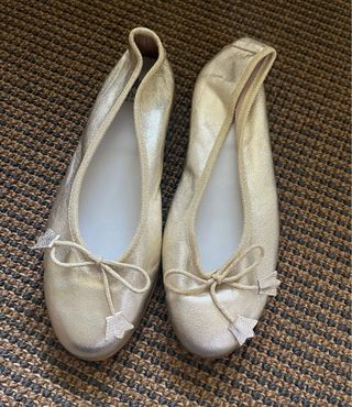 Manoletinas doradas con lazo