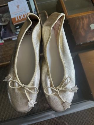 Manoletinas doradas con lazo