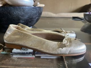 Manoletinas doradas con lazo