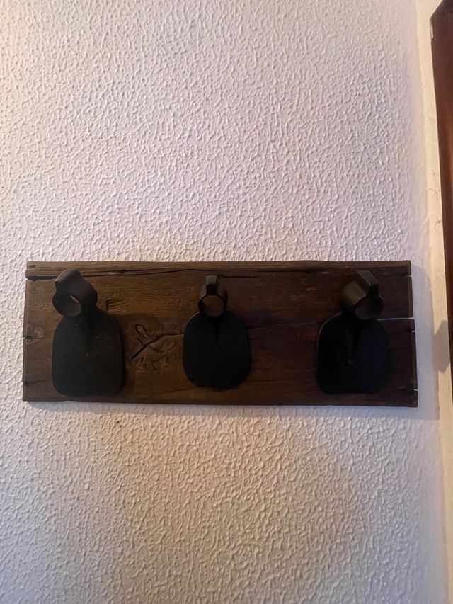 Perchero de madera y metal