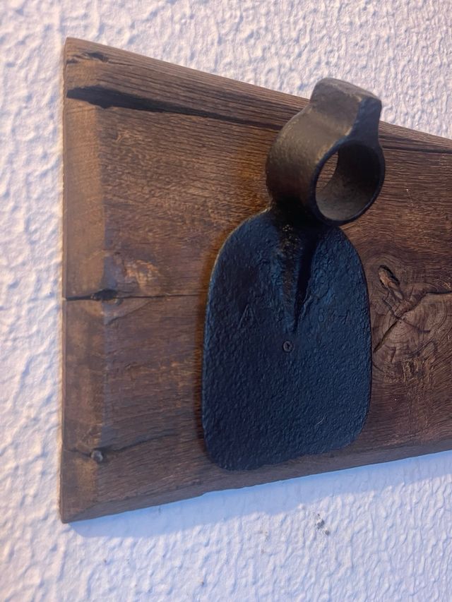 Perchero de madera y metal