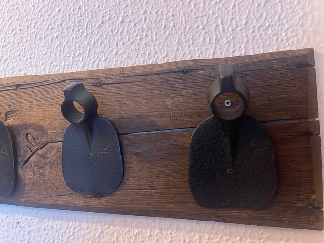 Perchero de madera y metal