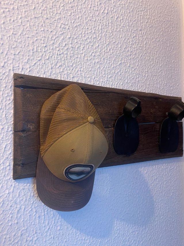 Perchero de madera y metal