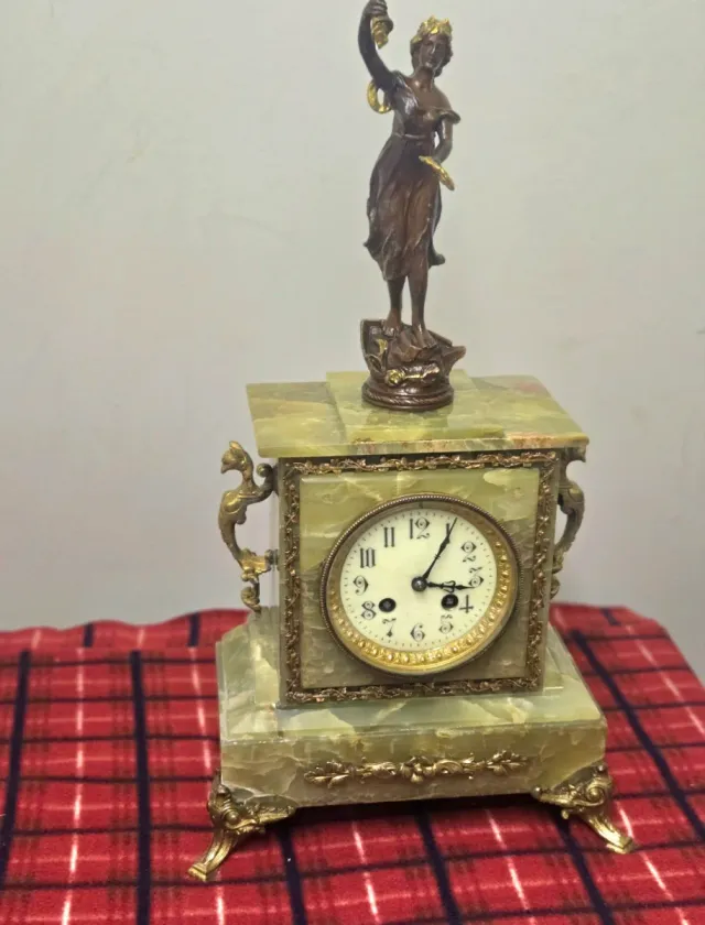 Reloj de sobremesa de ónix verde y bronce