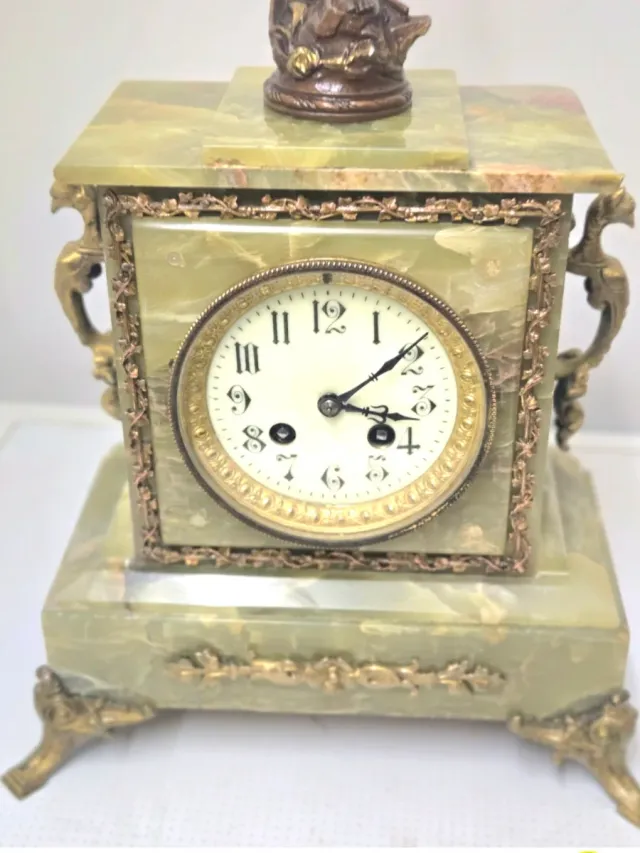 Reloj de sobremesa de ónix verde y bronce