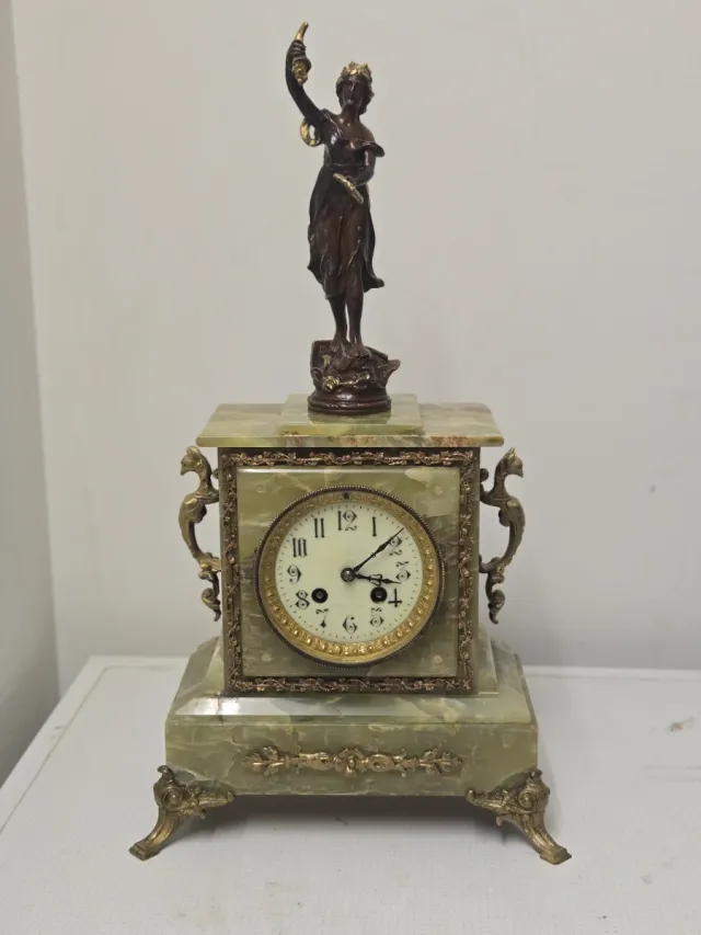 Reloj de sobremesa de ónix verde y bronce