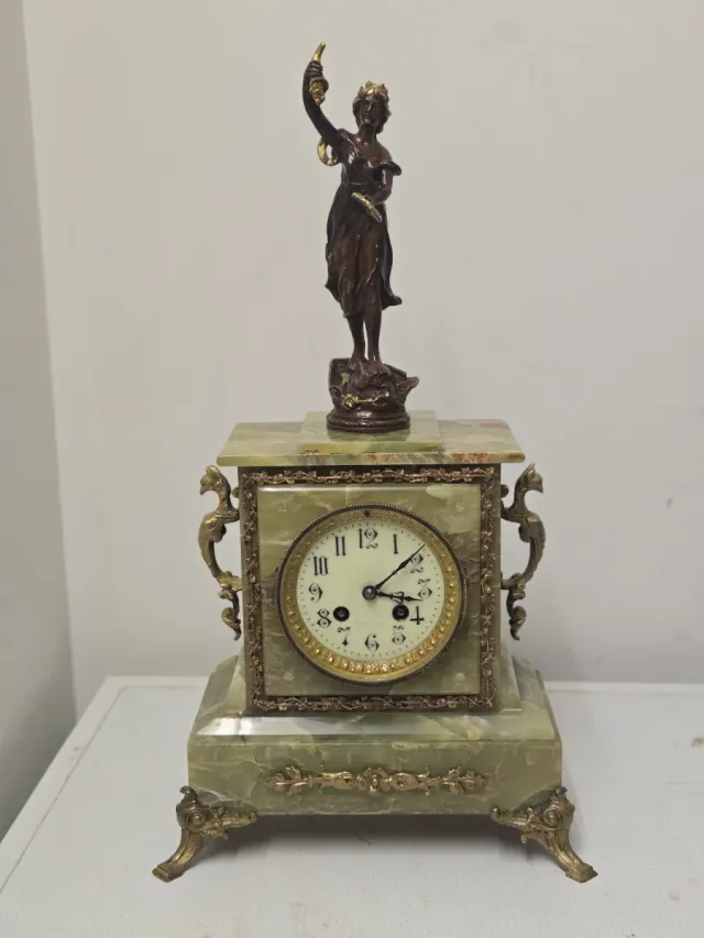 Reloj de sobremesa de ónix verde y bronce