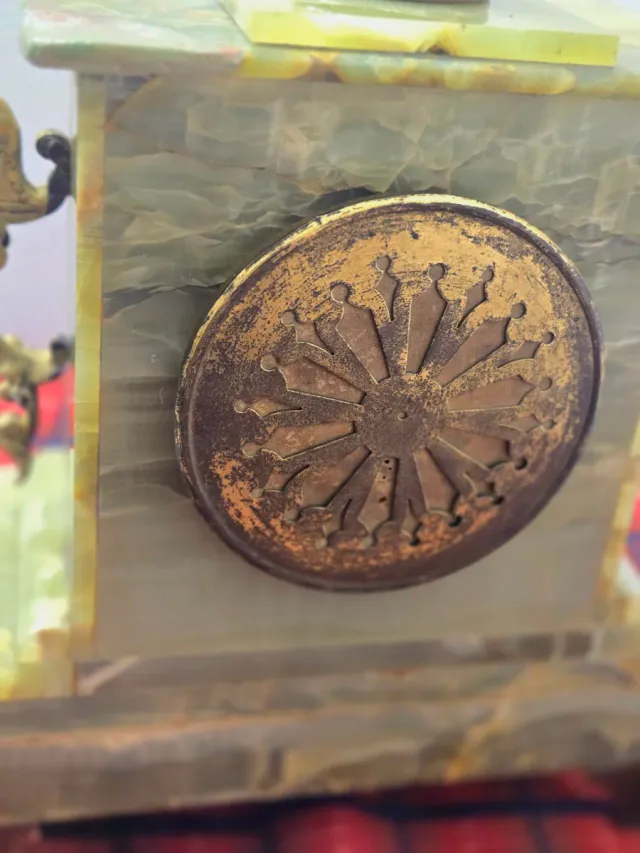 Reloj de sobremesa de ónix verde y bronce