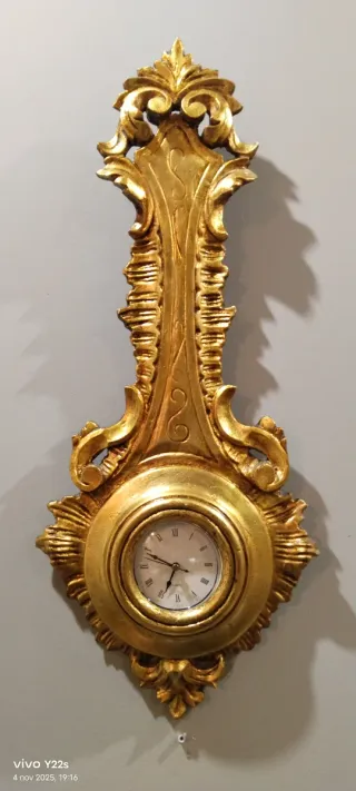 Reloj de pared dorado