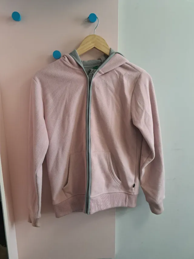 Chaqueta deportiva rosa y gris