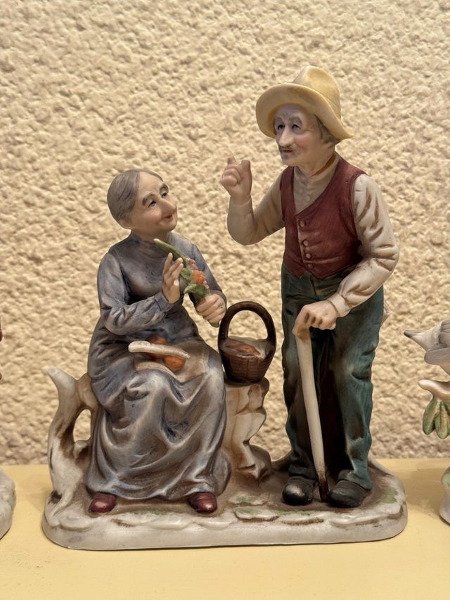 Figuras porcelana ancianos sentados