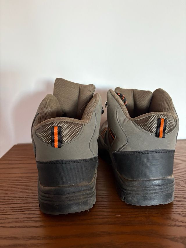 Botas de trekking grises y naranjas