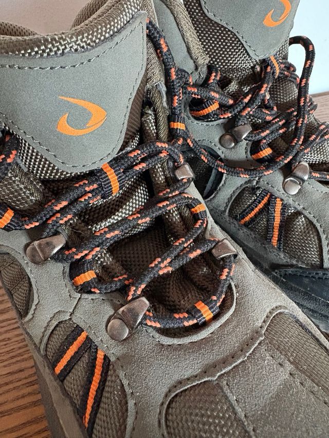 Botas de trekking grises y naranjas