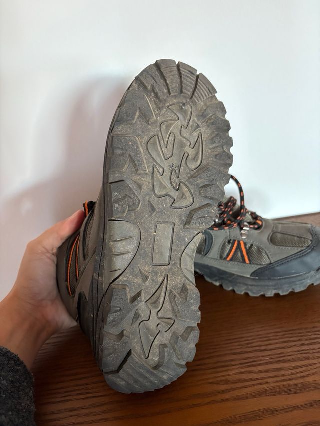 Botas de trekking grises y naranjas