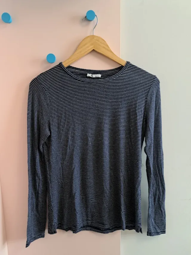 Camiseta de rayas azul y blanco