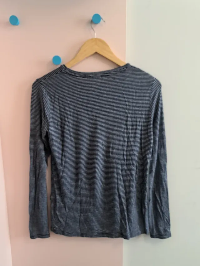 Camiseta de rayas azul y blanco