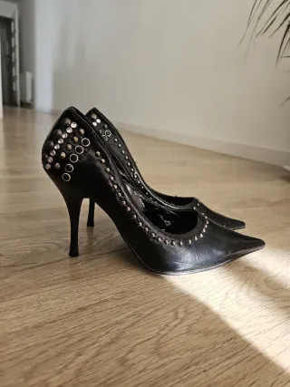 Zapatos de salón negros con tachuelas