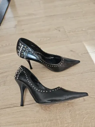 Zapatos de salón negros con tachuelas